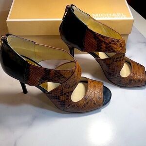 NEW IN BOX Michael Kors Black Patent Leather Snakeskin Print Zip Back Heels 8